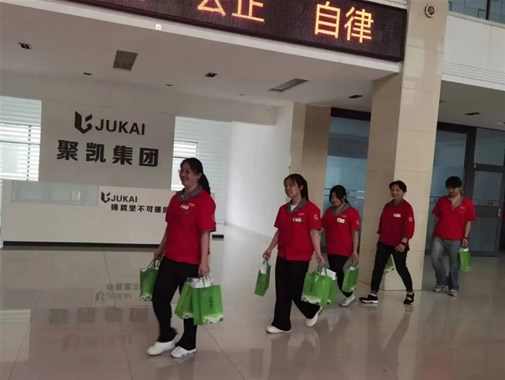 聚凱集團 ：初伏送清涼 關(guān)懷沁人心